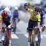 Olav Kooij (à droite) a devancé Mads Pedersen d'un souffle. KEYSTONE/EPA/YOAN VALAT